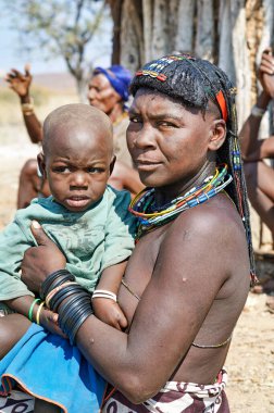 Namibya. Kunene Bölgesi 'nde Zemba Bantu etnik grubunun çocuğuyla birlikte genç bir kadının portresi - Tarih: 11 - 08 - 2023