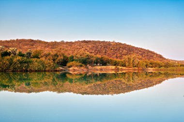 Namibya. Kavango bölgesindeki Okavango nehrinin sakin suları, alacakaranlıkta - Tarih: 12 - 08 - 2023