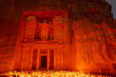 Ürdün. Petra arkeoloji şehri. Hazine, geceleyin mum ışıklarıyla (31 - 10 - 2023).