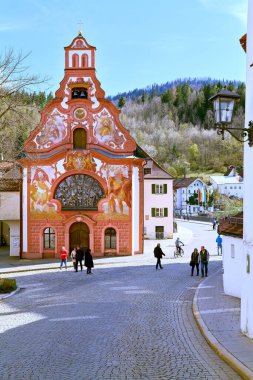 Almanya Bavyera Romantik Yolu. Fussen. Heilig-Geist-Spitalkirche (Kutsal Ruh Hastanesi Kilisesi) ve rokoko boyalı cephesi - Tarih: 17 - 04 - 2023