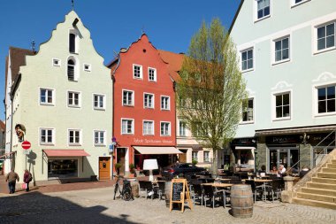 Almanya Bavyera Romantik Yolu. Landsberg am Lech, Cafe şehir merkezi - Tarih: 20 - 04 - 2023