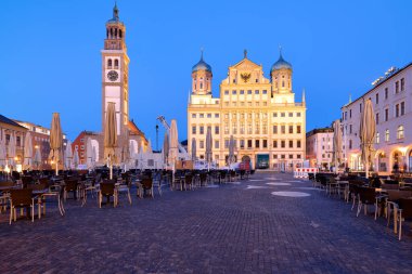 Almanya Bavyera Romantik Yolu. Augsburg. Rathausplatz. Belediye Binası - Tarih: 21 - 04 - 2023