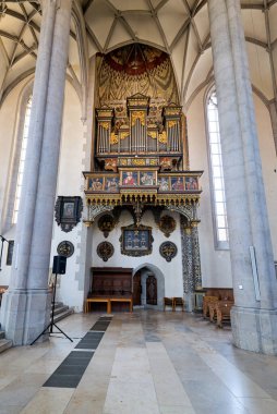Almanya Bavyera Romantik Yolu. Nordlingen 'in merkezi. Aziz Georgs Kirche. Aziz George Kilisesi - Tarih: 22 - 04 - 2023