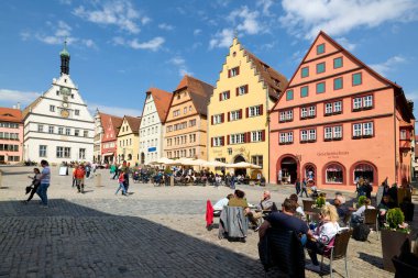 Almanya Bavyera Romantik Yolu. Rothenburg ob der Tauber. Pazar Meydanı. marktplatz. Dışarıda yemek yiyen insanlar - Tarih: 22 - 04 - 2023