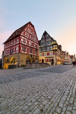 Almanya Bavyera Romantik Yolu. Rothenburg ob der Tauber. Jagstheimer Haus ve Georgsbrunnen gün batımında - Tarih: 22 - 04 - 2023