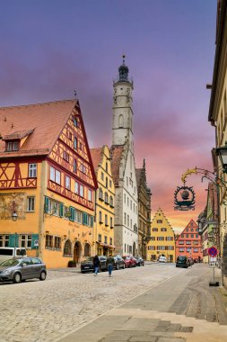 Almanya Bavyera Romantik Yolu. Rothenburg ob der Tauber. Herrngasse, şehir merkezindeki ana cadde - Tarih: 23 - 04 - 2023