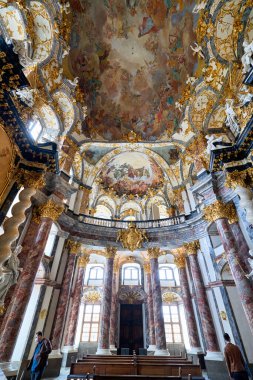 Almanya Bavyera Romantik Yolu. Wurzburg 'da. Hofkirche İkamet Kilisesi - Tarih: 23 - 04 - 2023