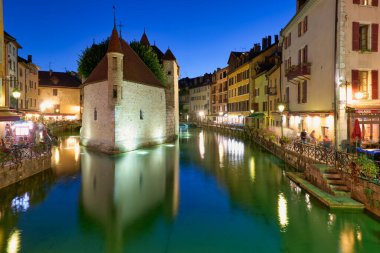 Annecy Haute Savoie Fransa. Palais de l 'Isle ve Thiou nehri gün batımında - Tarih: 24 - 07 - 2023