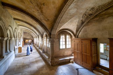 Vezelay Manastırı. Bourgogne Fransa. Rahibe manastırda - Tarih: 25 - 07 - 2023