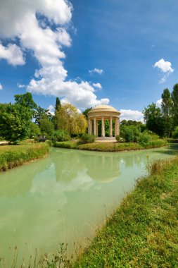 Versailles Sarayı. Paris Fransa. Petit Trianon 'daki Aşk Tapınağı - Tarih: 27 - 07 - 2023