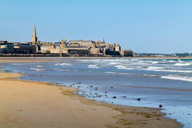 Aziz Malo Brittany Fransa. Grand plage du Sillon (Sillon plajı) - Tarih: 05 - 08 - 2023