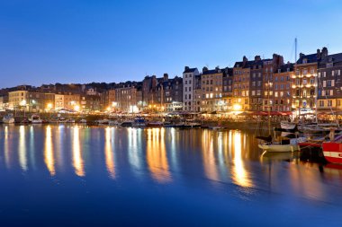 Honfleur Normandiya Fransası. Akşam karanlığında liman - Tarih: 09 - 08 - 2023