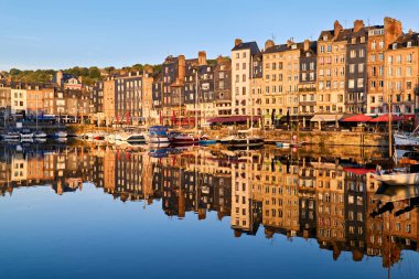 Honfleur Normandiya Fransası. Gün doğumundaki liman - Tarih: 10 - 08 - 2023