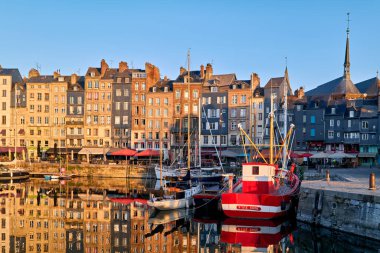 Honfleur Normandiya Fransası. Gün doğumundaki liman - Tarih: 10 - 08 - 2023