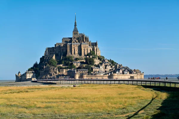 Mont Saint Michel Normandiya 'ya yürüyen turistler. - Tarih: 07 - 08 - 2023