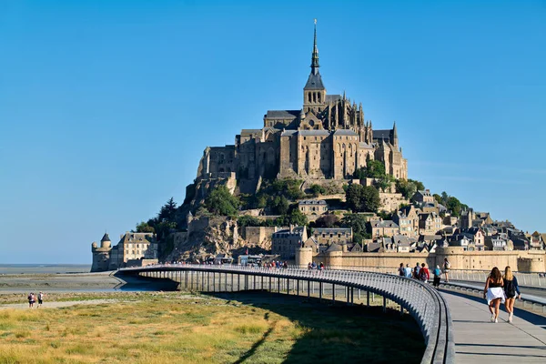 Turistas Caminando Mont Saint Michel Normandía Francia Fecha 2023 Fotos de stock