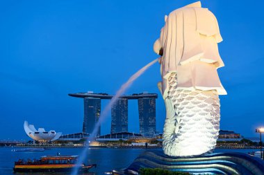 Singapur. Marina Körfezi. Merlion. Marina Bay Sands Oteli, gün batımında - Tarih: 08 - 09 - 2023