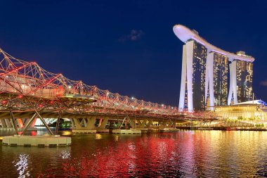 Singapur. Marina Bay Sands Oteli, gün batımında. Helix Köprüsü - Tarih: 08 - 09 - 2023