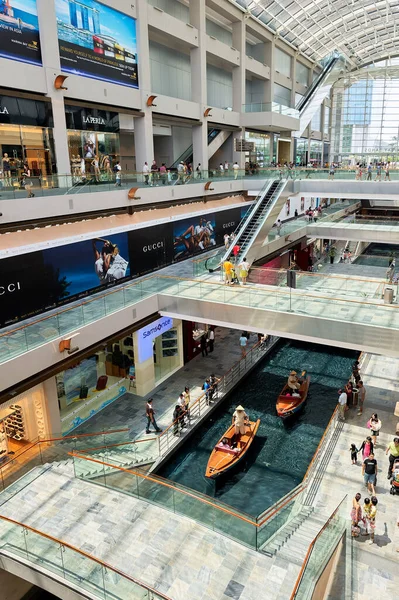 Singapur. Marina Bay Sands Alışveriş Merkezi 'ndeki dükkanlar - Tarih: 08 - 08 - 2023