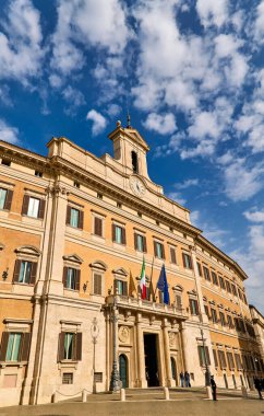 Roma Lazio İtalya. Palazzo Montecitorio, İtalya Parlamentosu 'nun alt meclisi olan Temsilciler Meclisi' nin bir saray koltuğudur. - Tarih: 02 - 11 - 2023