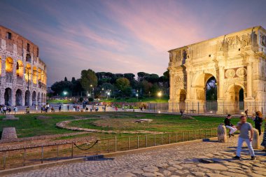 Roma Lazio İtalya. Kolezyum (Colosseo), Roma şehrinin merkezinde bulunan oval bir amfitiyatro ve Konstantin Kemeri - Tarih: 02 - 11 - 2023