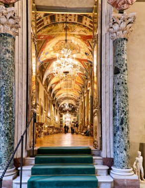 Roma Lazio İtalya. Doria Pamphilj Galerisi, Palazzo Doria Pamphilj 'de yer alan büyük bir sanat koleksiyonudur. Galleria degli Specchi (ayna galerisi) - Tarih: 03 - 11 - 2023