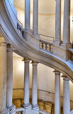 Roma Lazio İtalya. Galleria Nazionale d 'Arte Antica ya da Ulusal Antik Sanat Galerisi, Palazzo Barberini' de bir sanat müzesi. Borromini 'deki helicoidal merdiven - Tarih: 04 - 11 - 2023