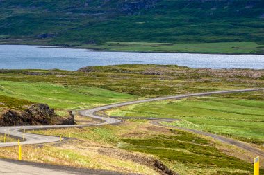 Vatnsfjordhur 'da virajlı yol. İzlanda - Tarih: 14 - 07 - 2023