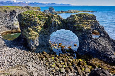 Taş köprü. Arnarstapi. Snaefellsnes yarımadası. İzlanda - Tarih: 17 - 07 - 2023