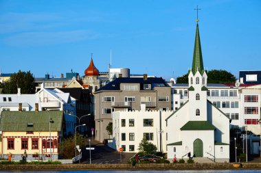 Tjornin Gölü 'ndeki Reykjavik şehri. İzlanda - Tarih: 17 - 07 - 2023