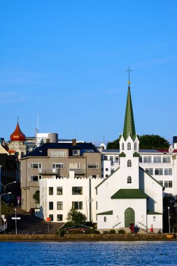 Tjornin Gölü 'ndeki Reykjavik şehri. İzlanda - Tarih: 17 - 07 - 2023