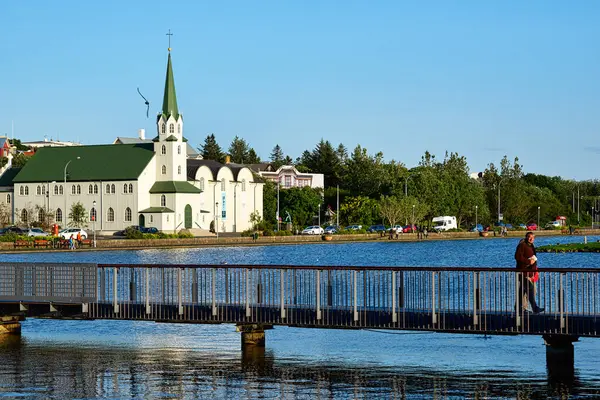 Tjornin Gölü 'ndeki Frikirkjan Reykjavik Luteran Kilisesi. İzlanda - Tarih: 17 - 07 - 2023