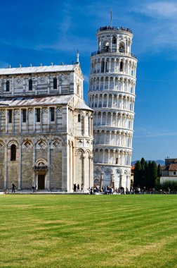 Pisa Toskana İtalya 'sı. Piazza dei Miracoli (Mucizeler Meydanı). Katedral ve Eğik Kule - Tarih: 29 - 10 - 2023