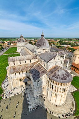 Pisa Toskana İtalya 'sı. Piazza dei Miracoli 'nin (Mucizeler Meydanı) havadan görünüşü. Vaftizcilik, Katedral ve Eğik Kule 'nin Gölgesi - Tarih: 22 - 04 - 2023