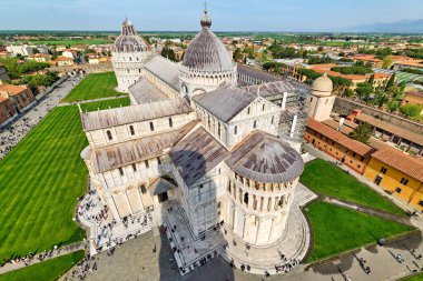 Pisa Toskana İtalya 'sı. Piazza dei Miracoli 'nin (Mucizeler Meydanı) havadan görünüşü. Vaftizcilik, Katedral ve Eğik Kule 'nin Gölgesi - Tarih: 22 - 04 - 2023