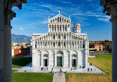 Pisa Toskana İtalya 'sı. Piazza dei Miracoli (Mucizeler Meydanı). Katedral ve Eğik Kule - Tarih: 29 - 10 - 2023