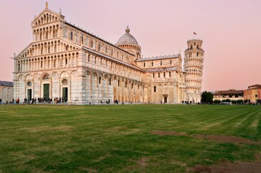 Pisa Toskana İtalya 'sı. Piazza dei Miracoli (Mucizeler Meydanı). Katedral ve Eğik Kule gün batımında - Tarih: 29 - 10 - 2023