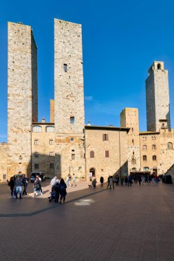 San Gimignano 'da. Toskana 'da. İtalya. Piazza del Duomo - Tarih: 10 - 04 - 2023