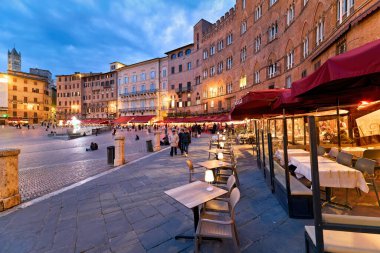Siena Toskana İtalya. Gün batımında Piazza del Campo - Tarih: 07 - 04 - 2023