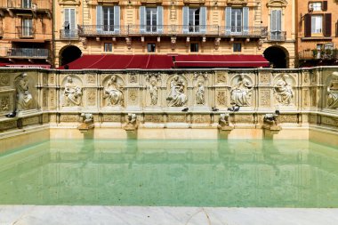 Siena Toskana İtalya. Fonte Gaia (neşeli çeşme) Piazza del Campo 'da - Tarih: 08 - 04 - 2023