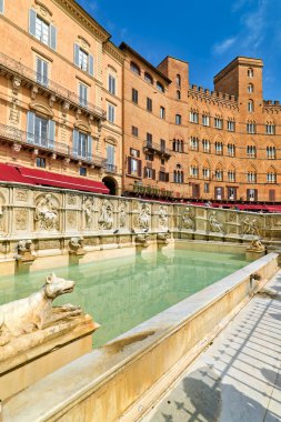 Siena Toskana İtalya. Fonte Gaia (neşeli çeşme) Piazza del Campo 'da - Tarih: 08 - 04 - 2023