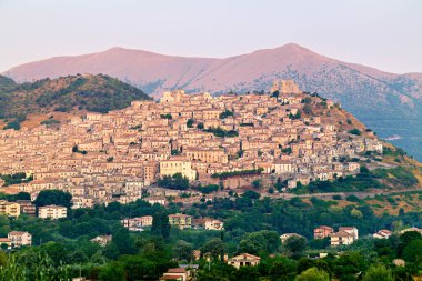 Morano Calabro. Calabria İtalya. Şafakta şehrin panoraması - Tarih: 24 - 08 - 2023