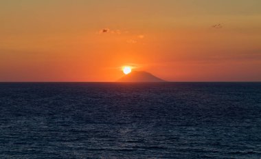 Tropea Calabria İtalya. Güneş Stromboli yanardağının ağzında batar - Tarih: 30 - 08 - 2023