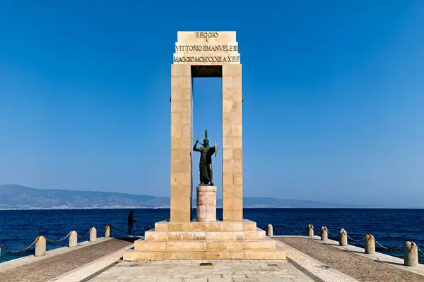 Reggio Calabria. Calabria İtalya. Deniz kenarındaki Vittorio Emanuele Anıtı - Tarih: 26 - 08 - 2023