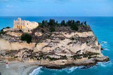 Tropea Calabria İtalya. Gün doğumunda Santa Maria dell 'Isola Manastırı - Tarih: 31 - 08 - 2023
