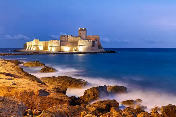 Isola di Capo Rizzuto. Calabria İtalya. Alacakaranlıkta Le Castella 'daki Aragon kalesinde. - Tarih: 31 - 08 - 2023