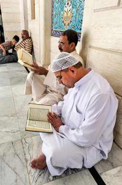 Suriye. Şam. Bir camide namaz kılan insanlar - Tarih: 27 - 06 - 2023