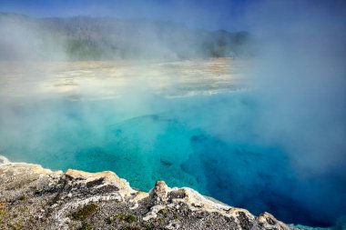 Kara Kum Havzası. Yellowstone Ulusal Parkı 'ndaki Safir Havuzu. Wyoming 'de. ABD. Ağustos 2020 - Tarih: 10 - 08 - 2023