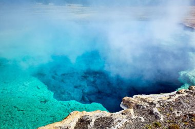 Kara Kum Havzası. Yellowstone Ulusal Parkı 'ndaki Safir Havuzu. Wyoming 'de. ABD. Ağustos 2020 - Tarih: 10 - 08 - 2023