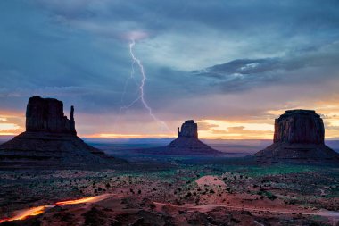 Anıt Vadisi. Navajo halkı. Gün doğumunda Butte 'ta sağanak yağış - Tarih: 21 - 08 - 2023